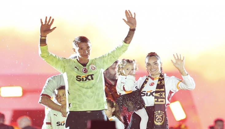 Muslera, "1 Yıl Daha Kal" İsteğine Gözyaşları İçinde Yanıt Verdi