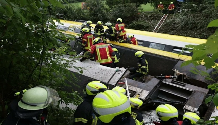 Almanya'da Yolcu Treni Devrildi