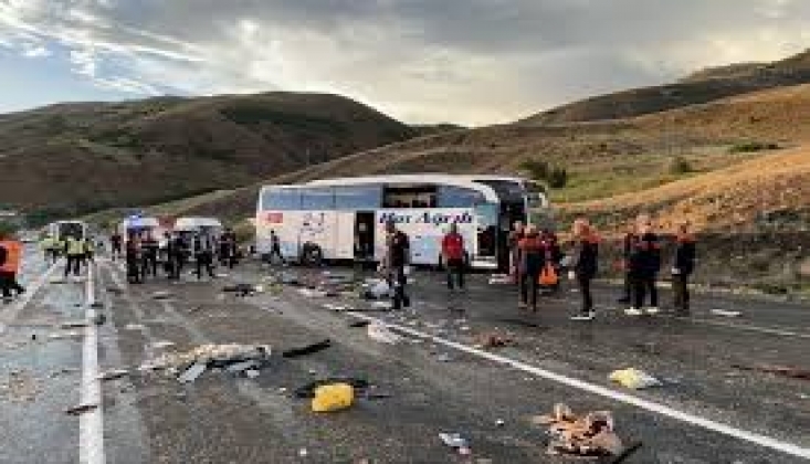 Sivas'ta Yolcu Otobüsü Devrildi: 3 Ölü, 24 Yaralı