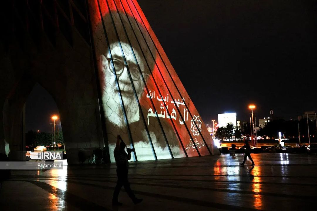 Hizmet Şehitleri'nin Resimleri Azadi Kulesi'ne Yansıtıldı